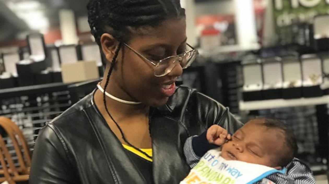 La joven Tía Freeman y su bebé recién nacido.