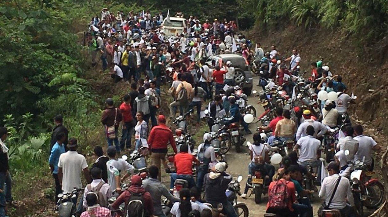 Miles de personas comienzan a marchar  hacia refugios humanitarios asustados por los enfrentamientos entre  narcos, EPL y ELN