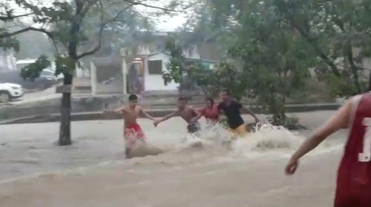 Momento en el que los jóvenes son arrastrados por el arroyo. 