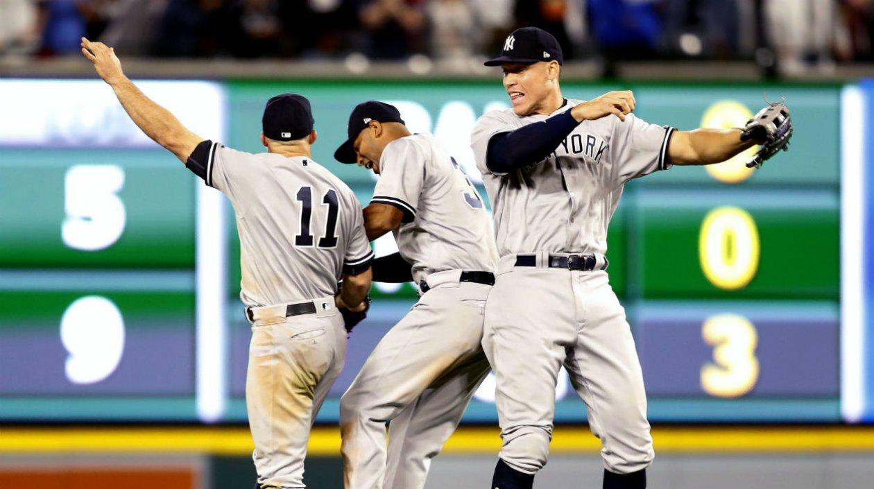 Peloteros de los Yankees celebran el triunfo. 