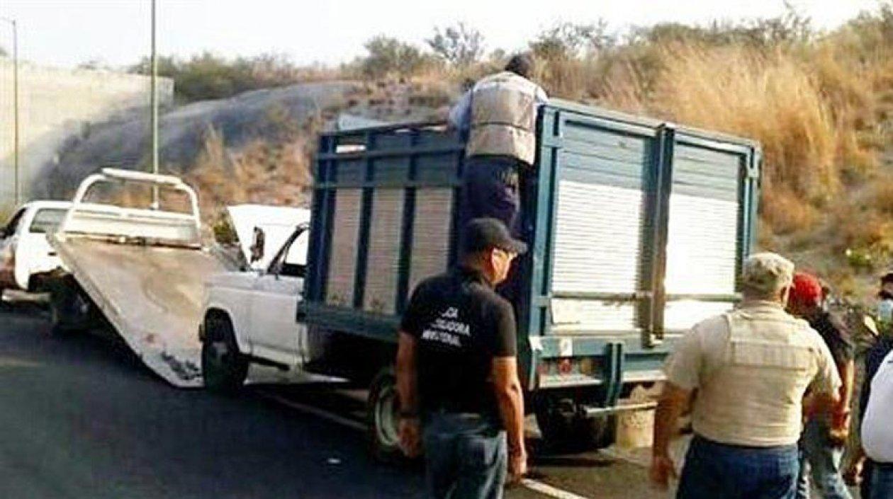 Los victimarios dejaron el camión abandonado en la carretera.