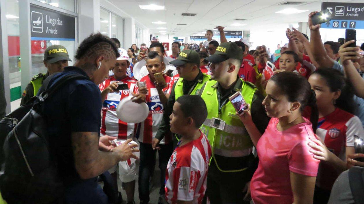 Jonatan Álvez fue uno de los más asediados por la afición. 