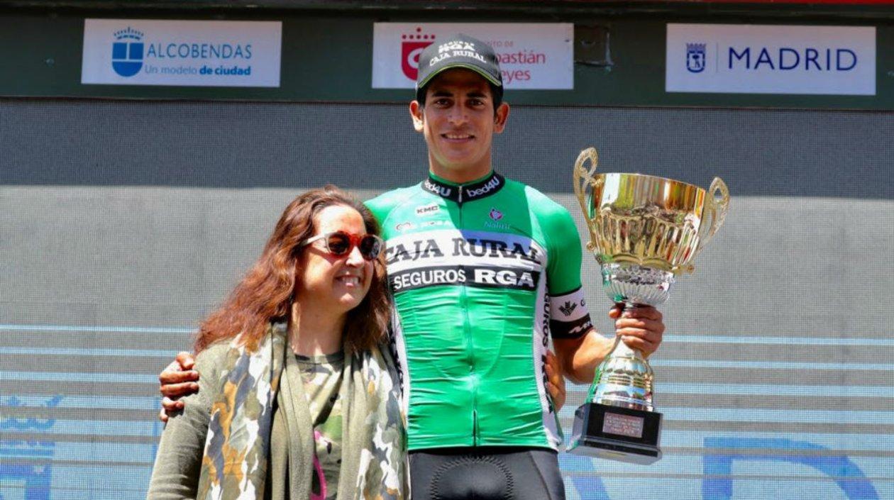 Nelson Soto con el trofeo de ganador de la etapa. 