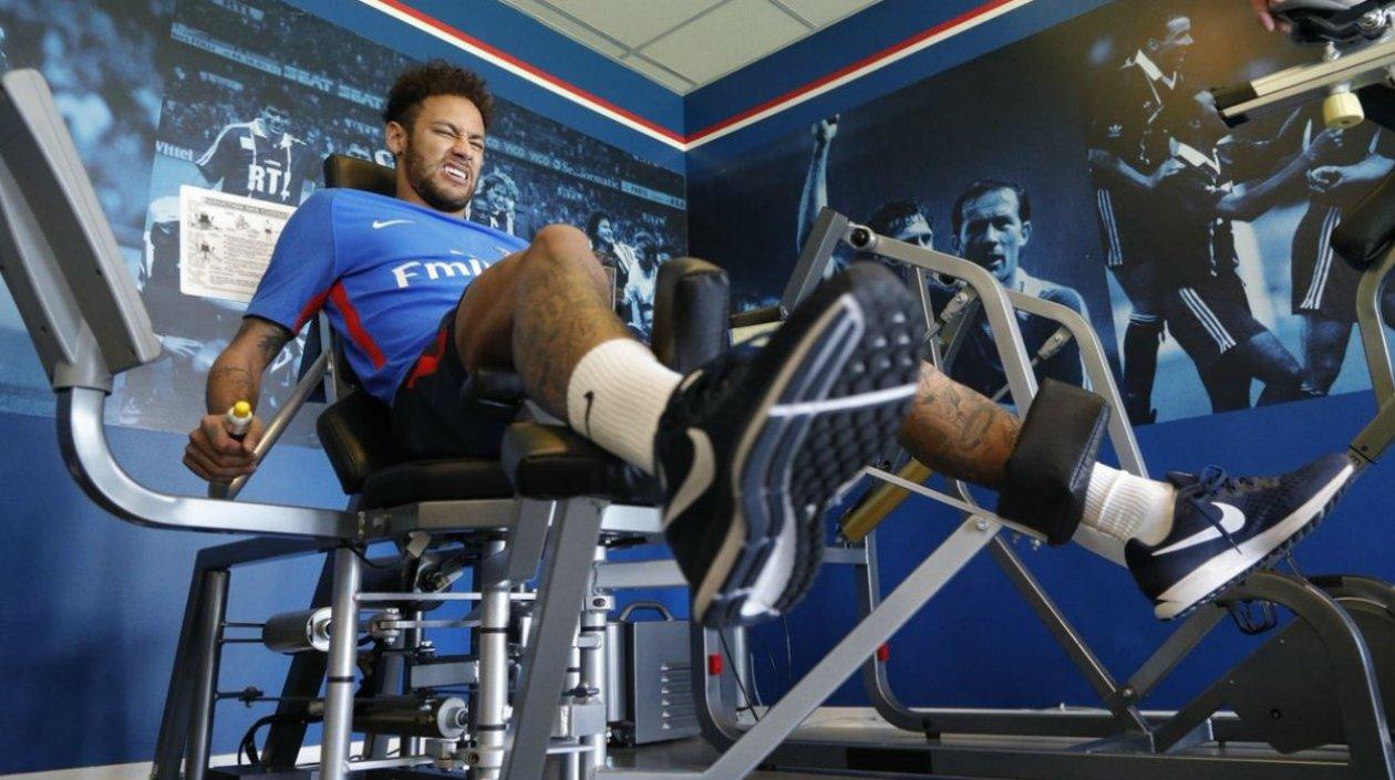 Neymar durante su proceso de recuperación. 