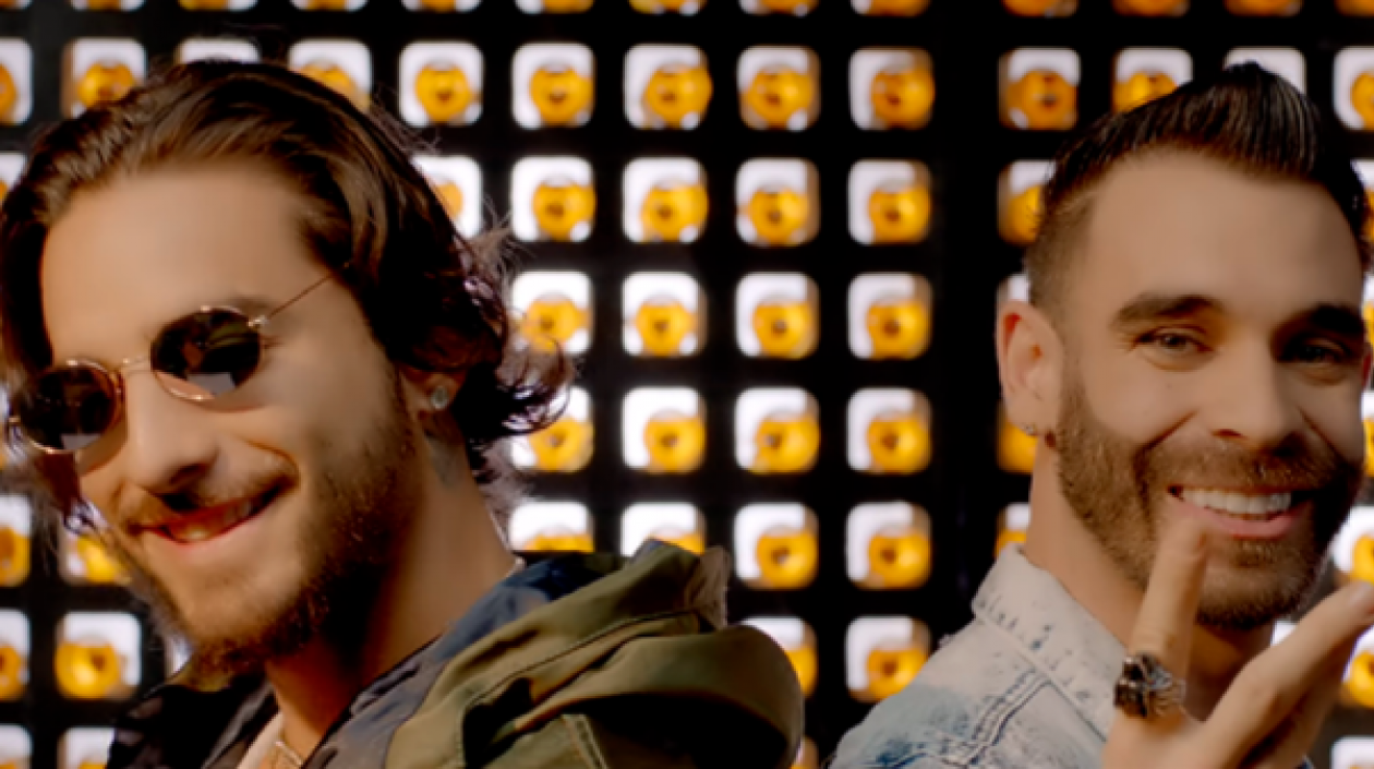 El cantante Maluma junto a Wolfine.