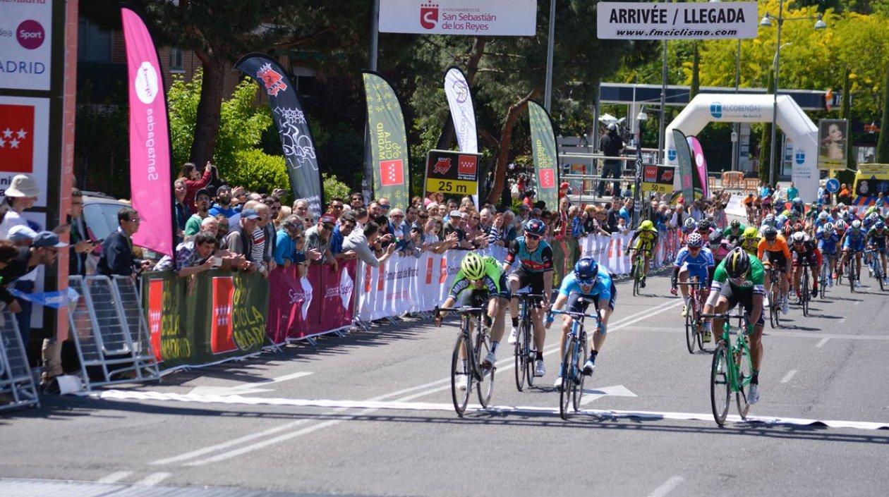Momento en el que Nelson Soto (derecha) logra la ajustada victoria.