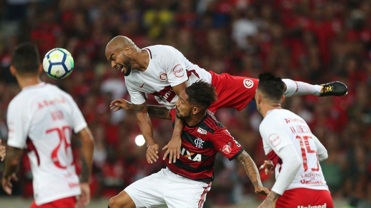 Paolo Guerrero lucha la pelota. 