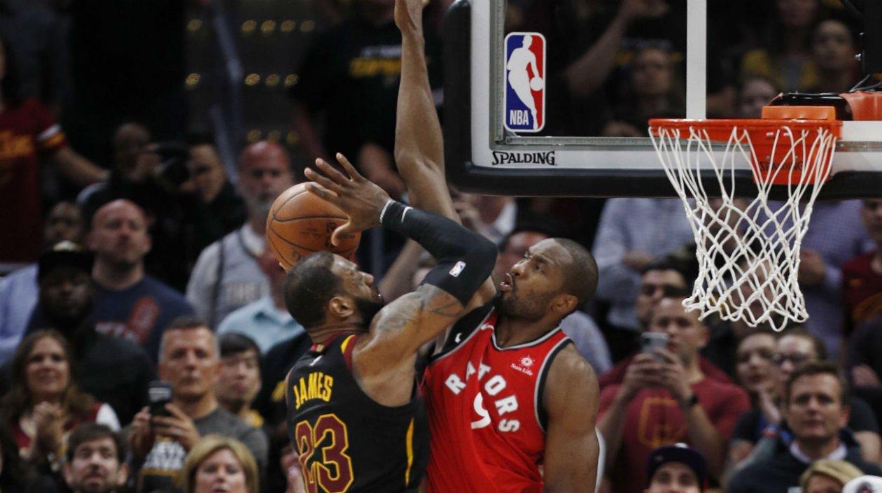 Acción de LeBron James ante los Raptors. 