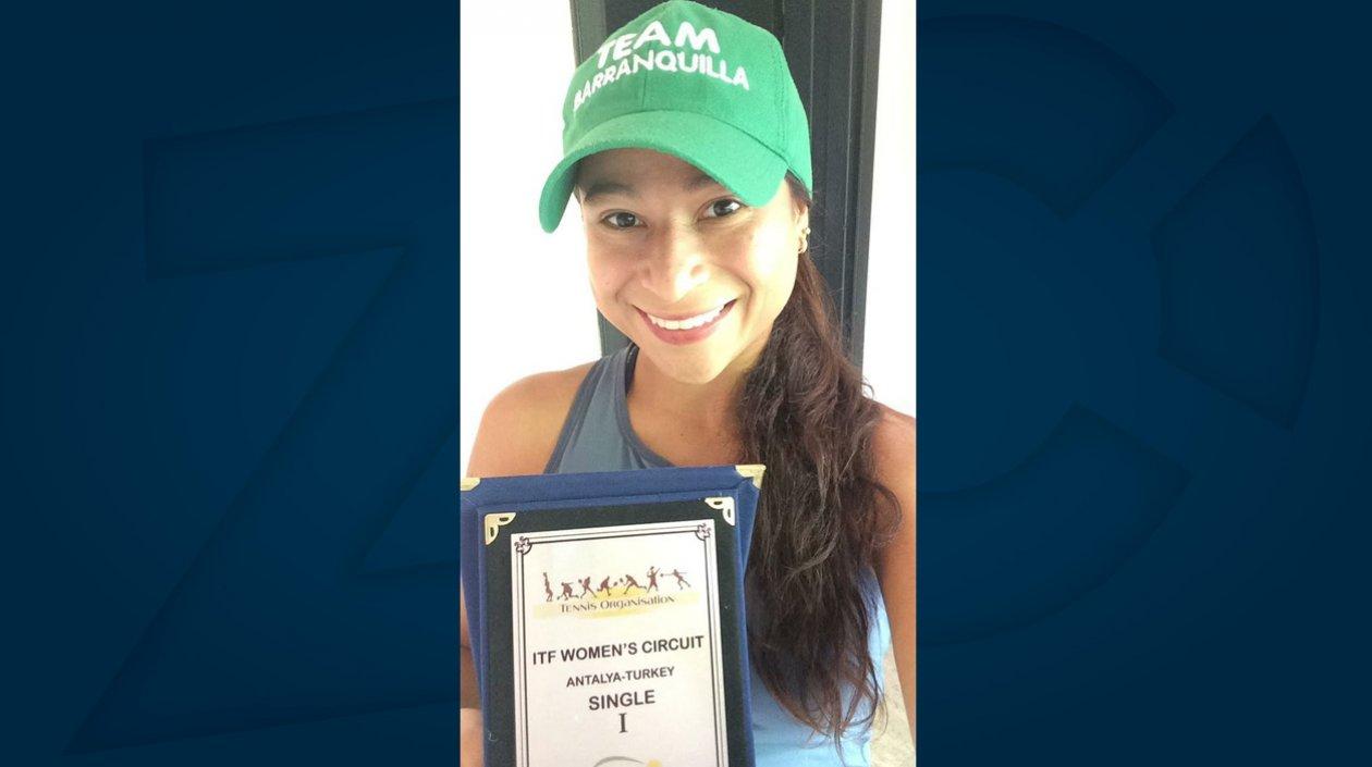 María Fernanda Herazo, tenista barranquillera, con el trofeo de ganadora. 