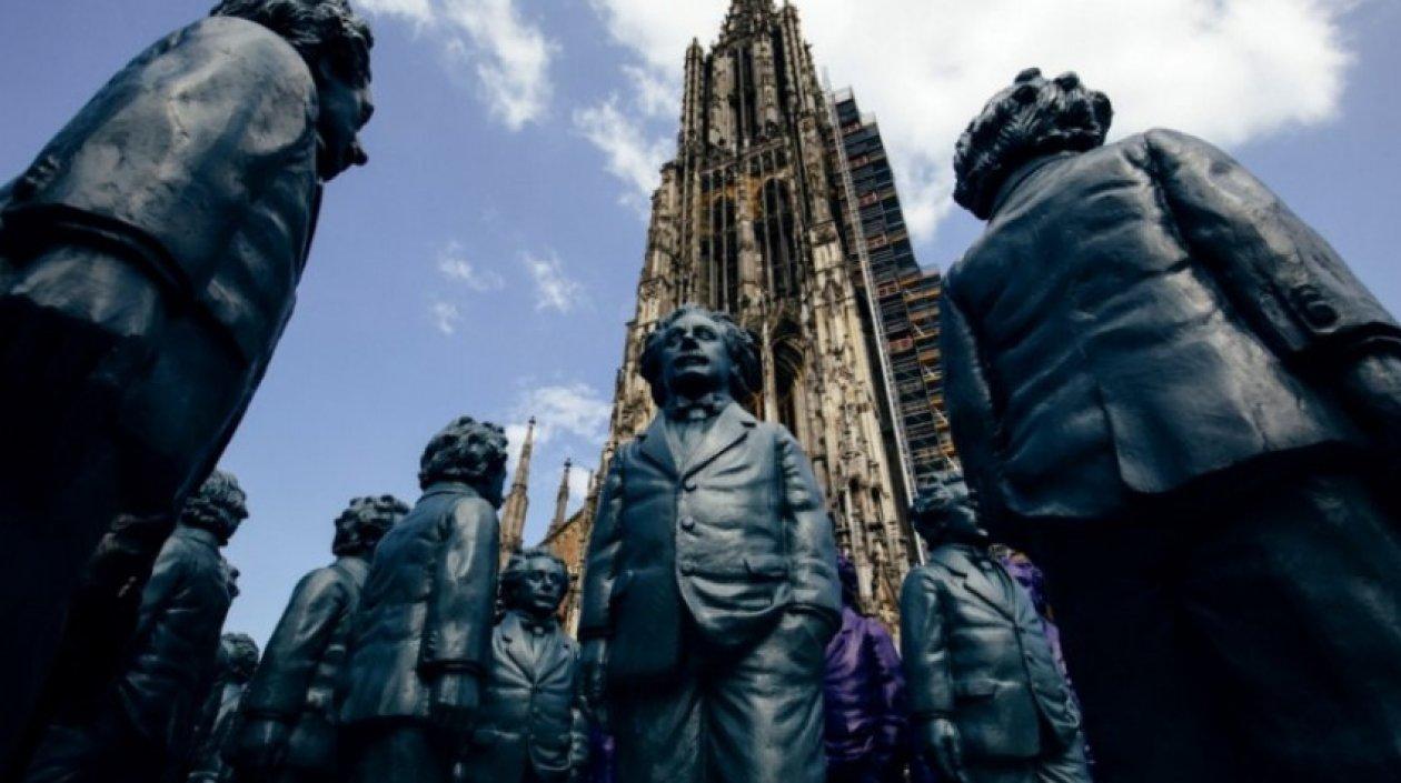 Presentan al físico con semblante pensativo y con una mano en el bolsillo del pantalón, como si fuera un paseante más de la ciudad.
