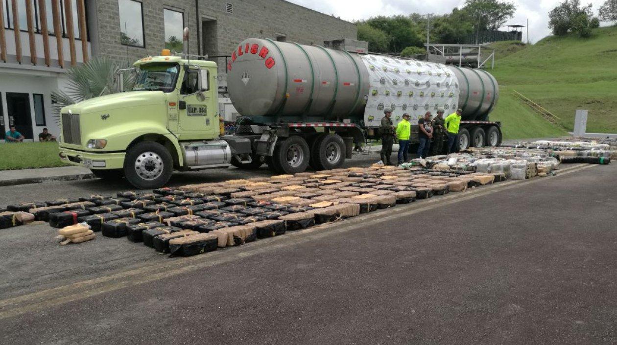 Tracto camión cisterna donde fue hallada la droga.