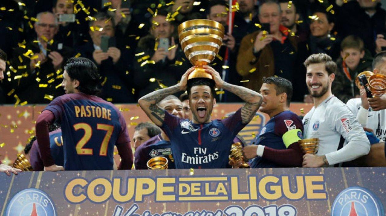 Dani Alves celebra su nuevo título. 