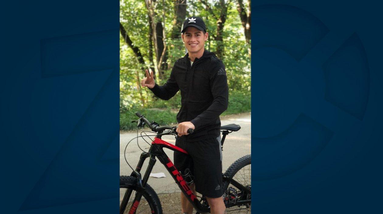 James Rodríguez a bordo de una bicicleta, paseando por Múnich. 