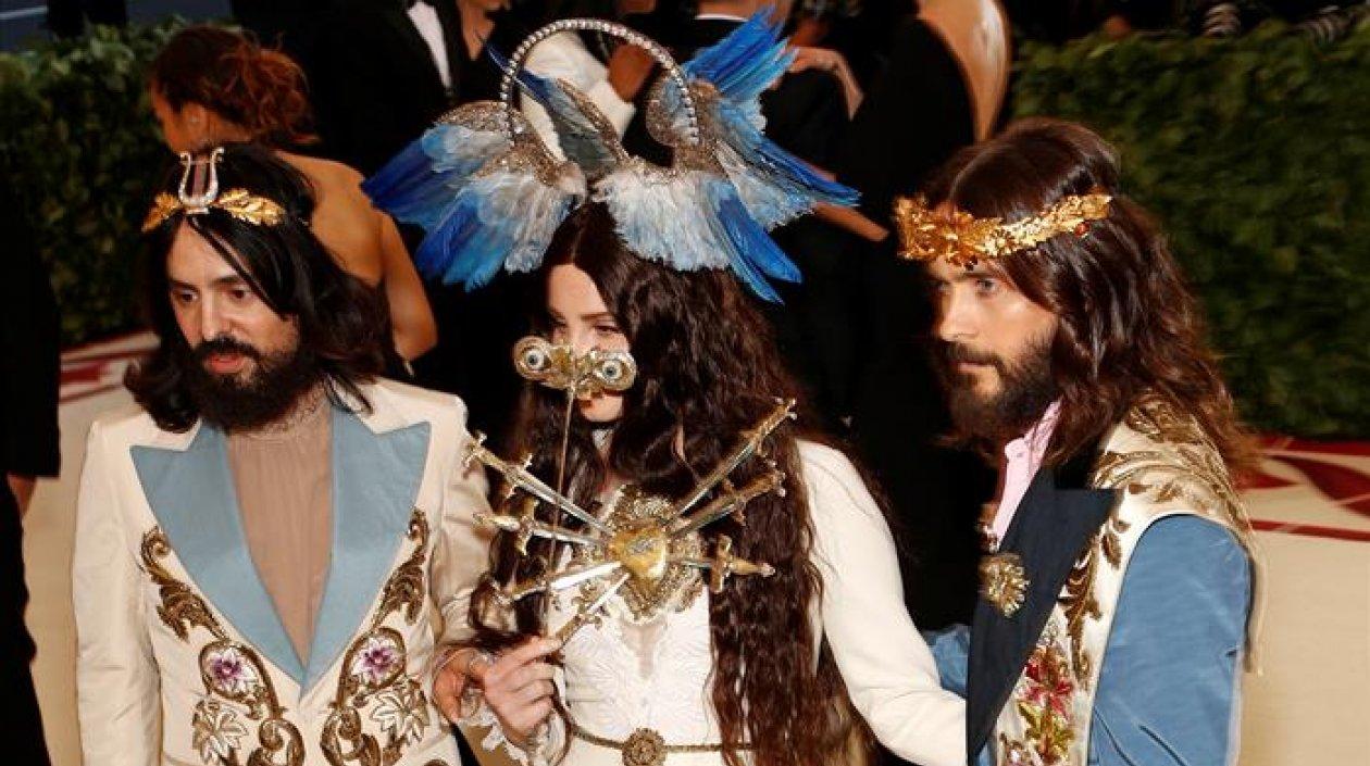 Alessandro Michele (i), Lana del Rey (c) y Jared Leto (d) llegan a la alfombra roja del Costume Institute Gala.