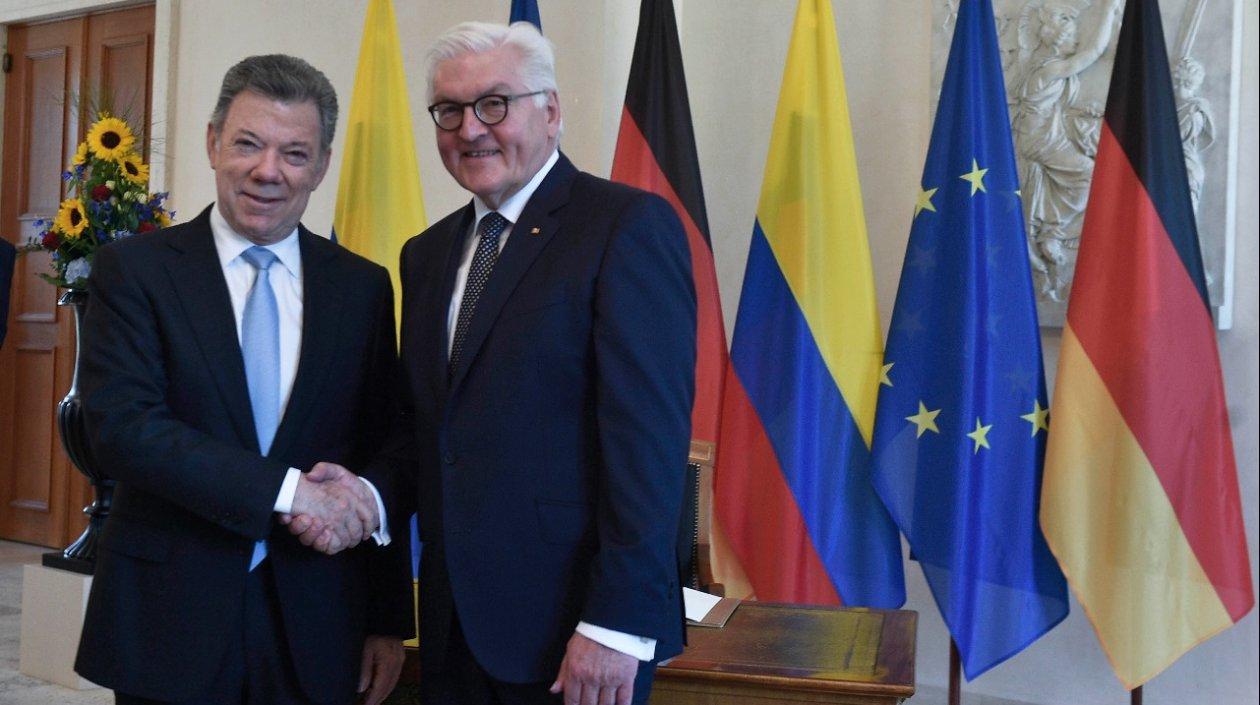 Juan Manuel Santos saluda al presidente alemán, Frank-Walter Steinmeier.