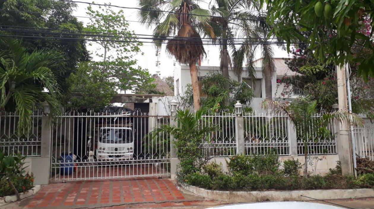 Un camión empezó a sacar las cosas de Enilce López.