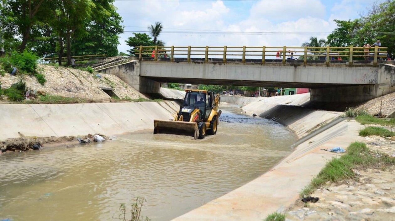 Maquinaria trabajando en el despeje del cauce del arroyo El Platanal en Soledad.
