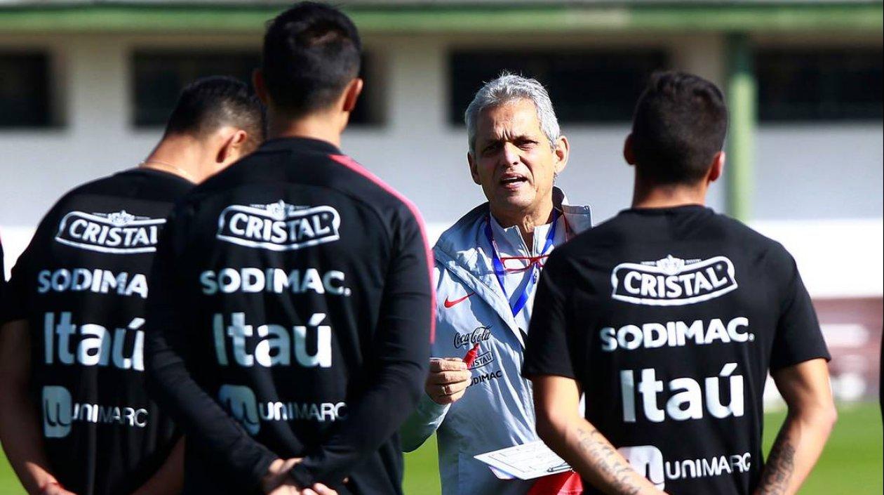 Reinaldo Rueda conversa con sus jugadores. 