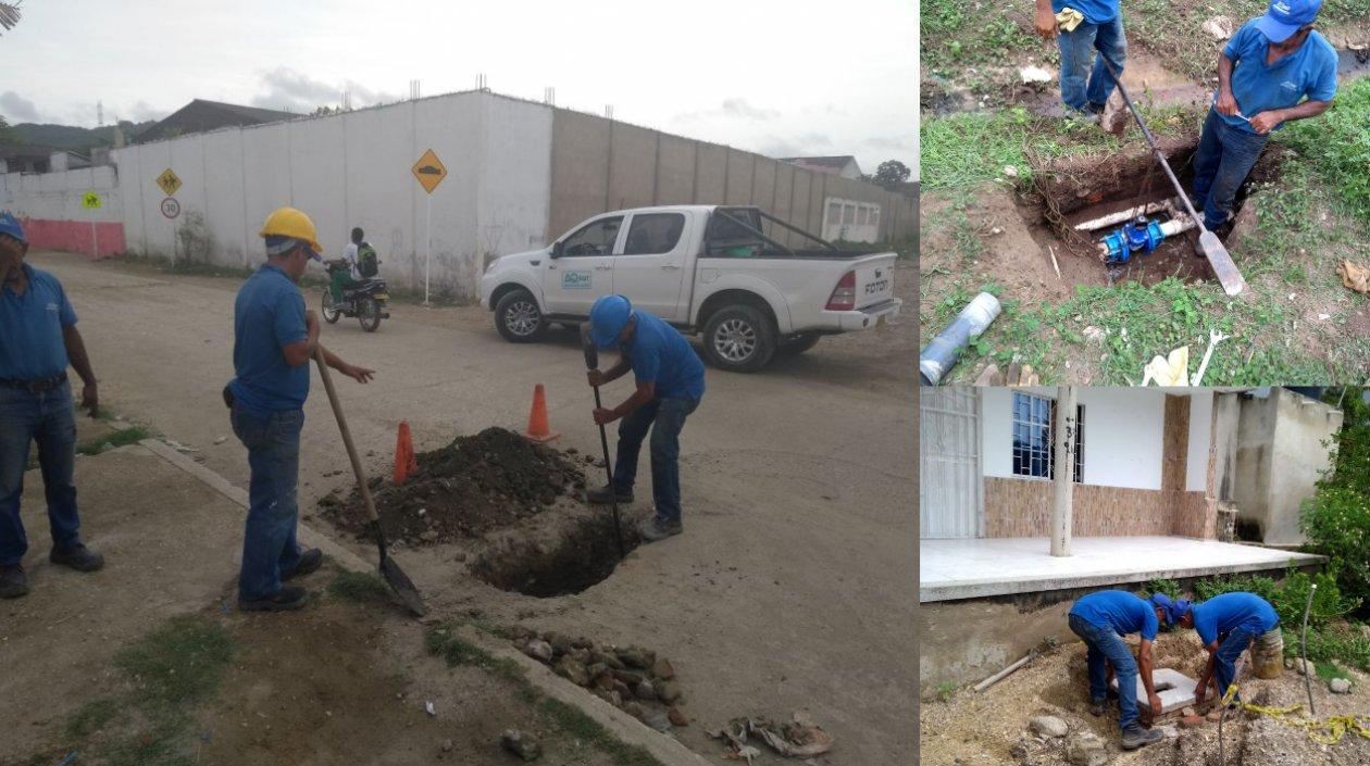 Operarios trabajando en el alcantarillado de Luruaco.