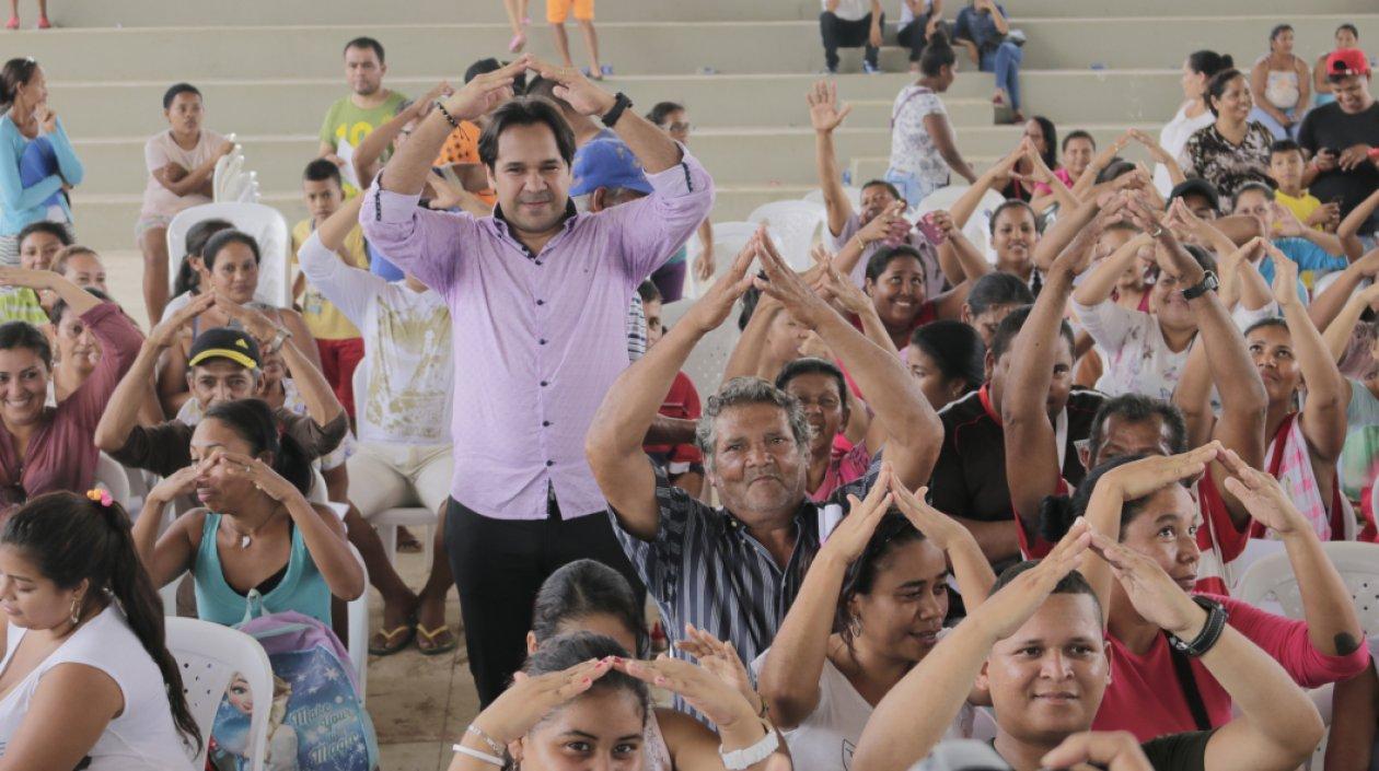 El alcalde de Baranoa, Lázaro Escalante Estrada junto a los beneficiados.