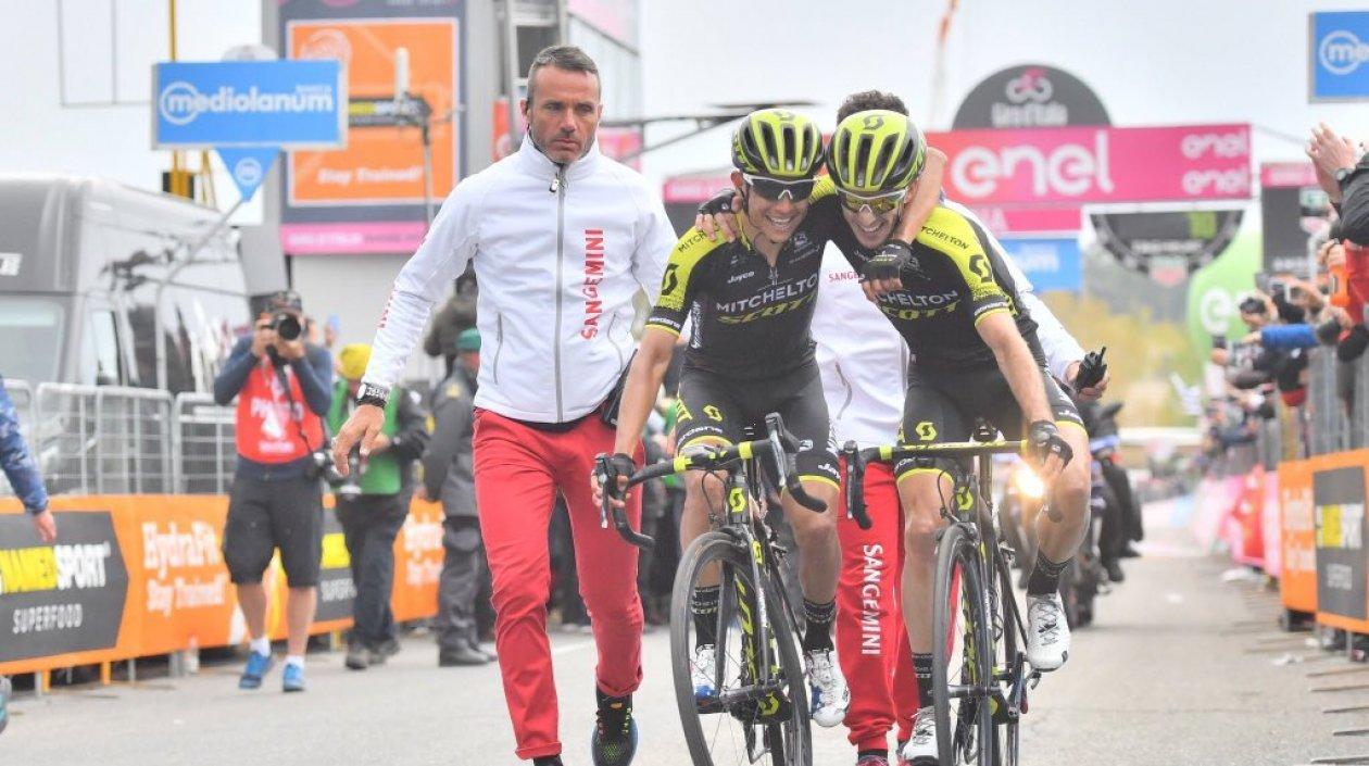 Esteban Chaves junto a Simon Yates tras cruzar la meta.