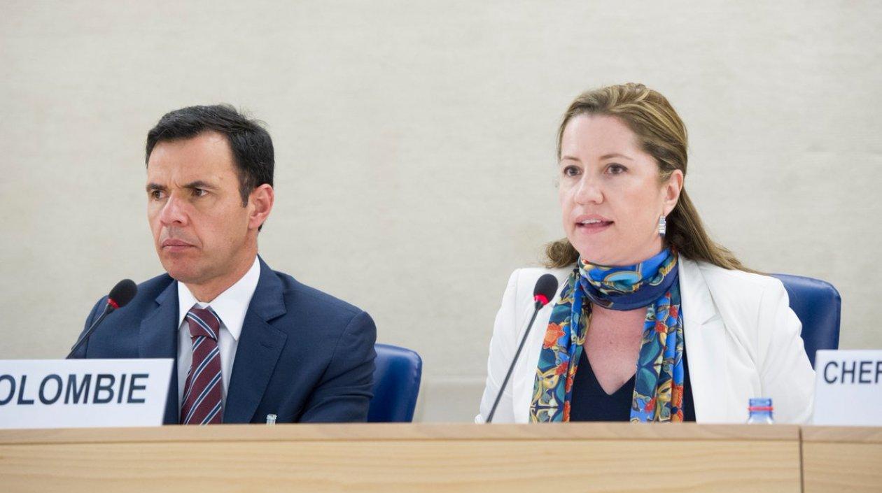El ministro del Interior, Guillermo Rivera, y la alta consejera de DDHH, Paula Gaviria.