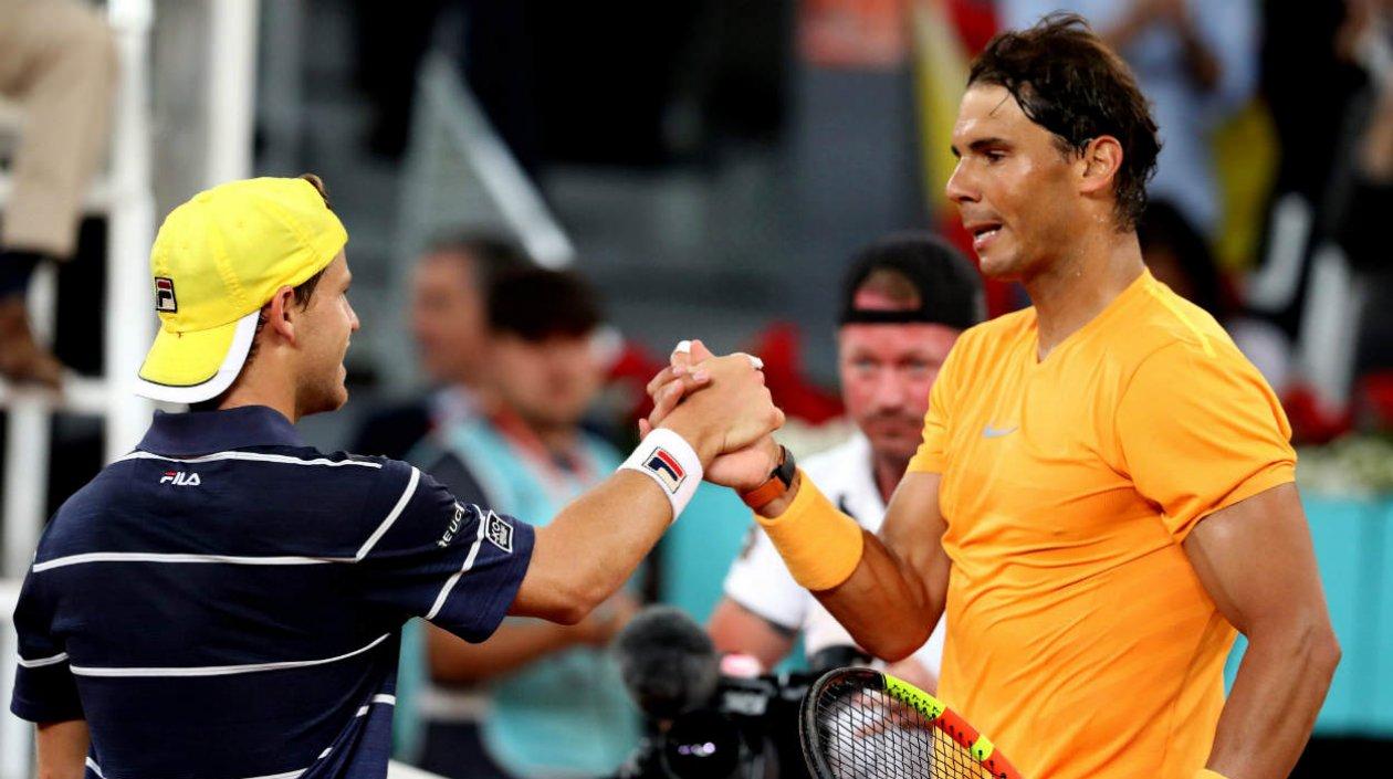 El tenista español Rafael Nadal saluda al argentino Diego Schwartzman.