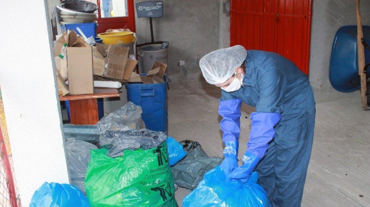 Bolsas de colores: azul para el plástico, verde para los residuos ordinarios y gris para el papel y cartón.