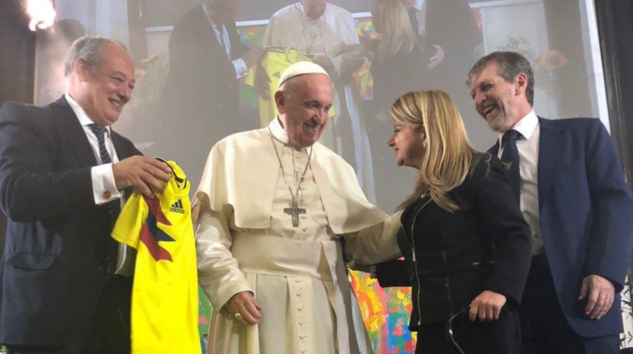 El Papa Francisco recibe de la exalcaldesa de Barranquilla Elsa Noguera la camiseta de la Selección Colombia.
