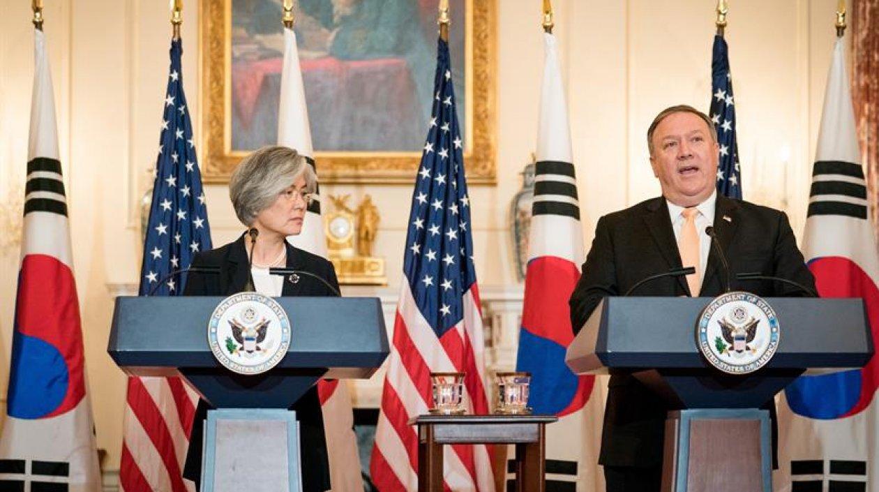 La canciller surcoreana, Kang Kyung-wh y el secretario de Estado de EE.UU., Mike Pompeo.