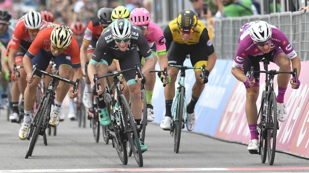 Sam Benett venció en el embalaje a Elia Viviani. 