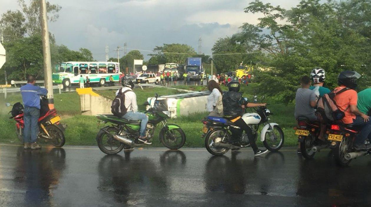 El bus quedó en la mitad de la rotonda.