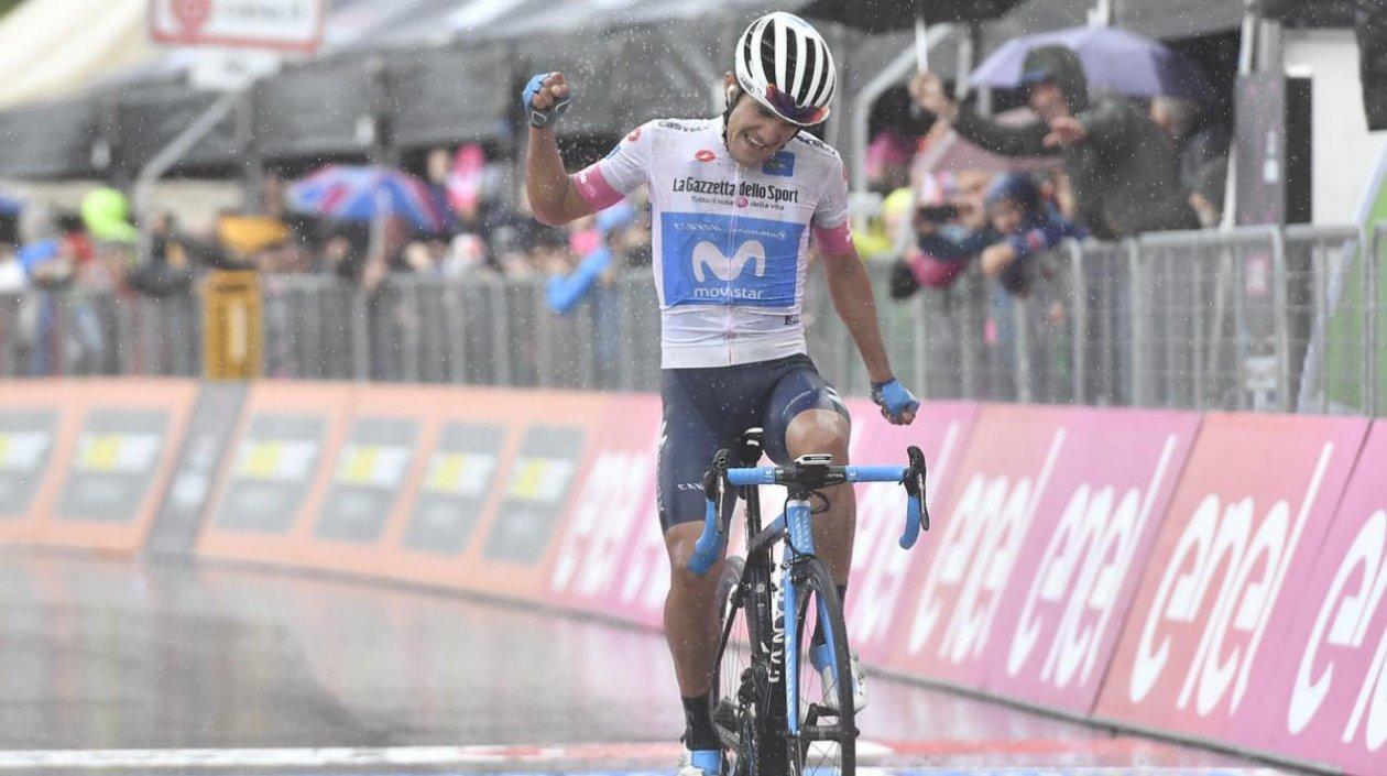 Richard Carapaz festeja su triunfo en el Giro. 