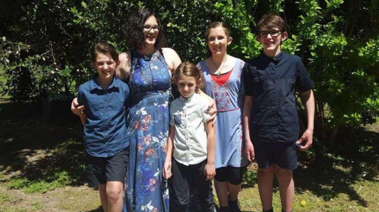 Katrina Miles, sus cuatro hijos y sus padres, Peter y Cynda Miles, son las víctimas.