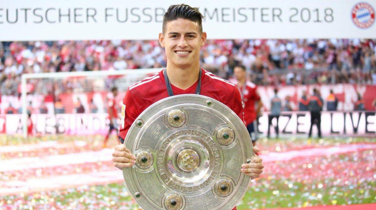 James Rodríguez levanta el trofeo de campeón de la Liga de Alemania. 