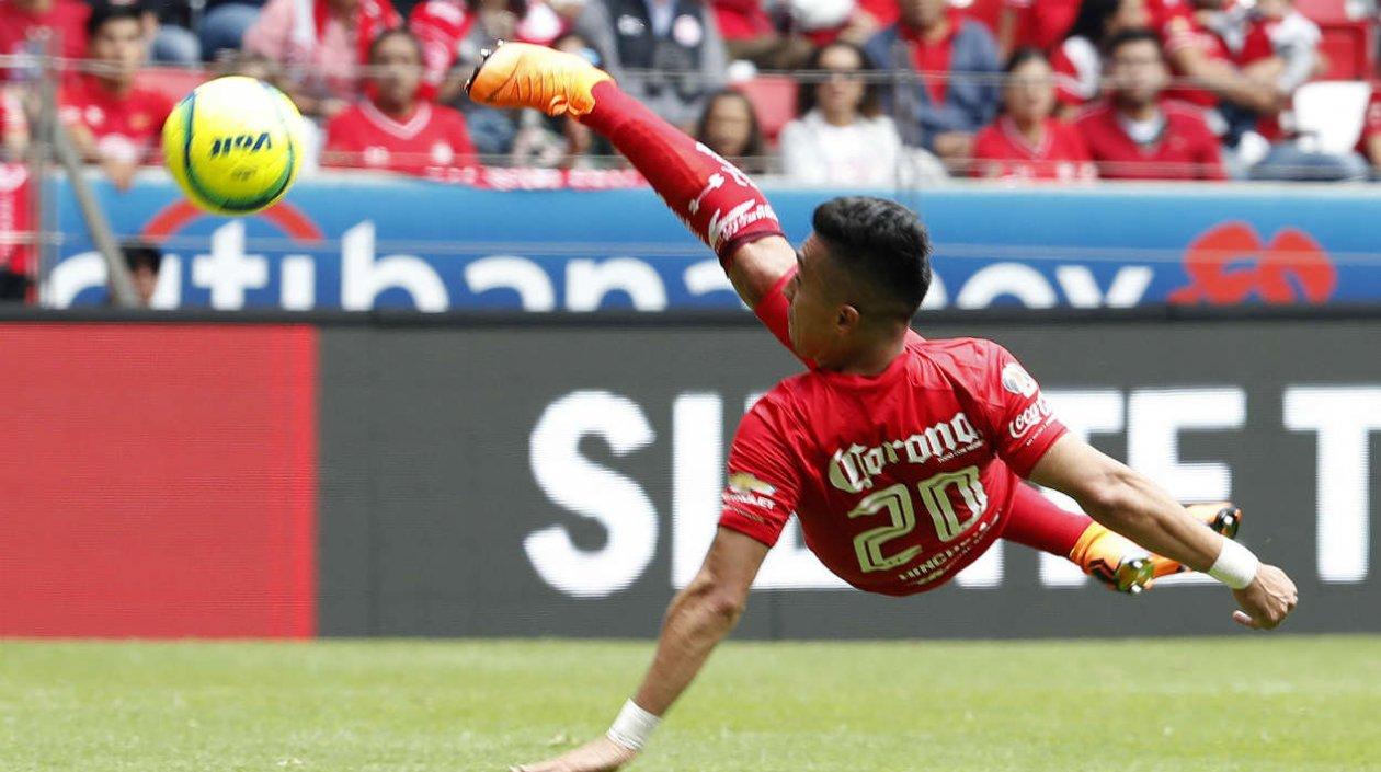 Fernando Uribe hace una chilena. 