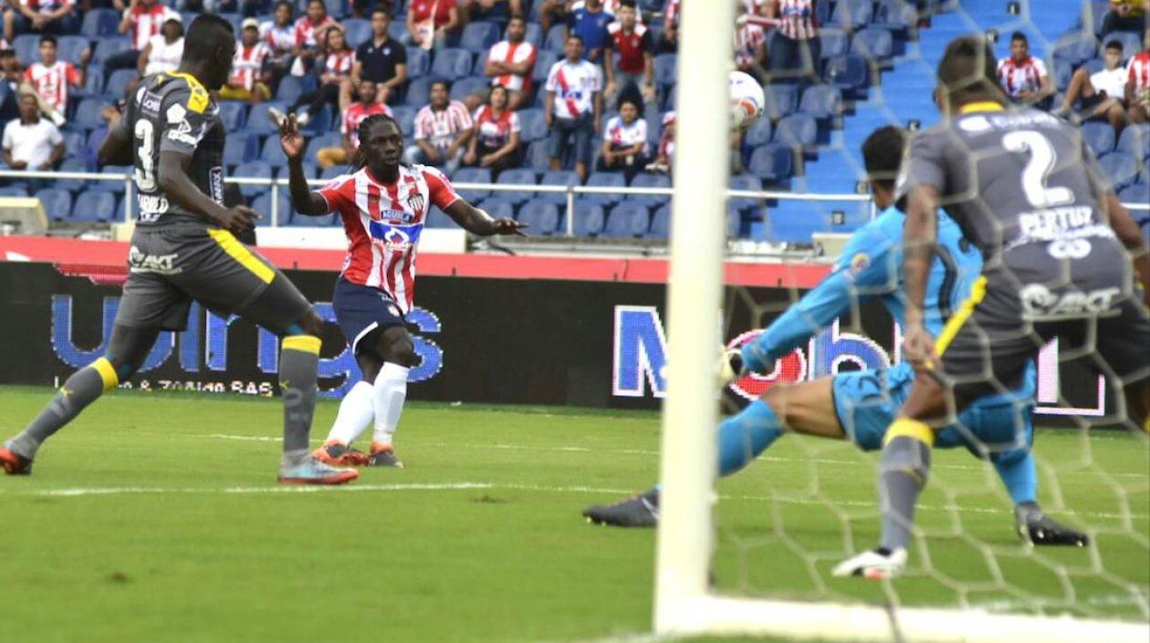 Yimmi Chará remata frente al arquero David González, Jesús Murillo y Hernán Pertúz.