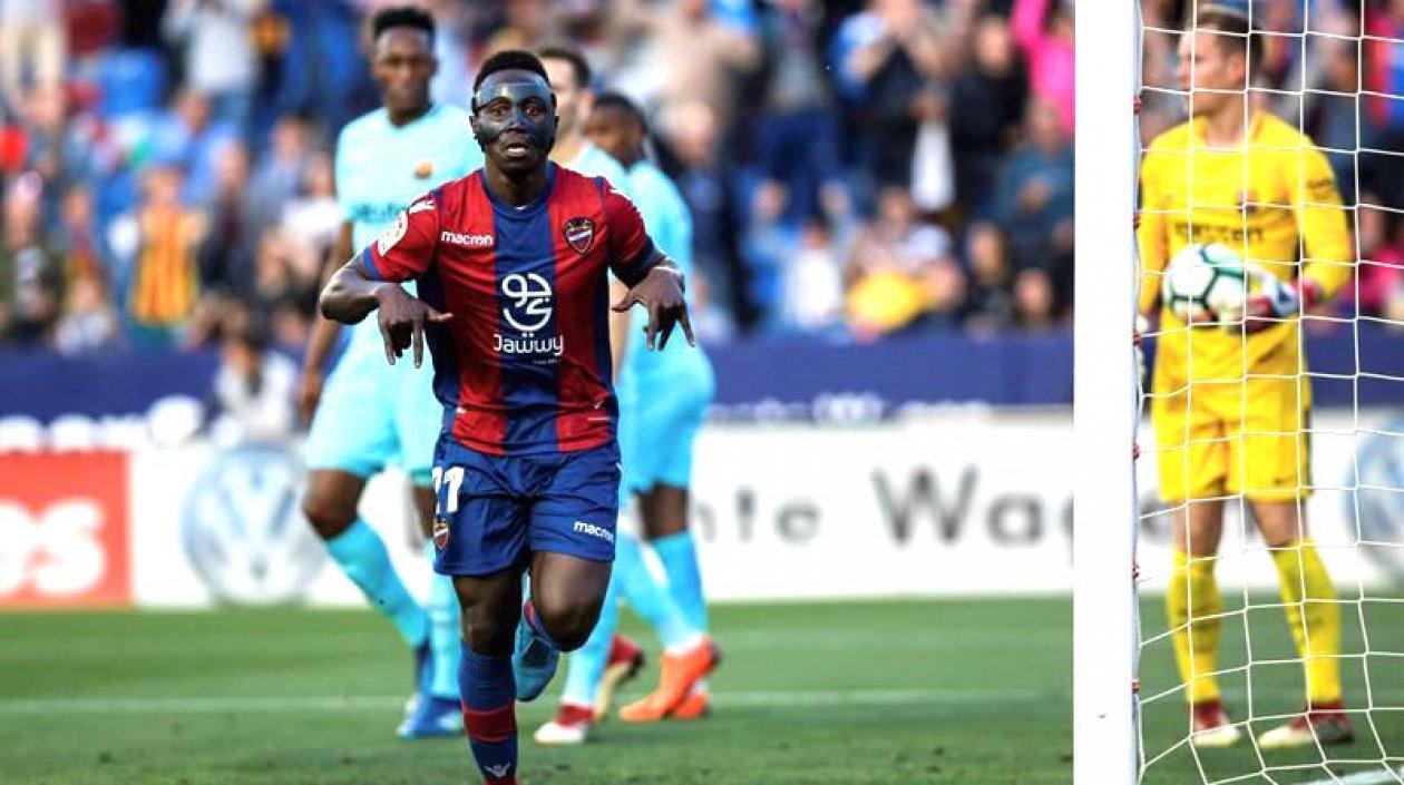 El ghanés Emmanuel Boateng celebrando el primero de su tripleta.