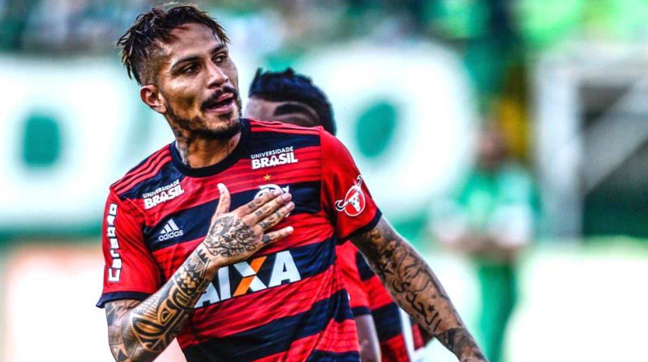 Paolo Guerrero, al servicio del Flamengo, celebrando un gol ayer domingo ante Chapecoense.