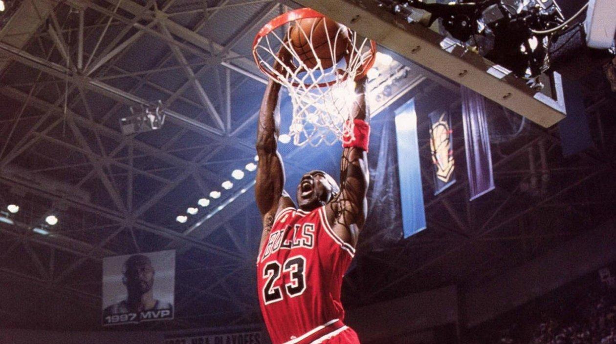 Michel Jordan hace una clavada para notar un punto. 