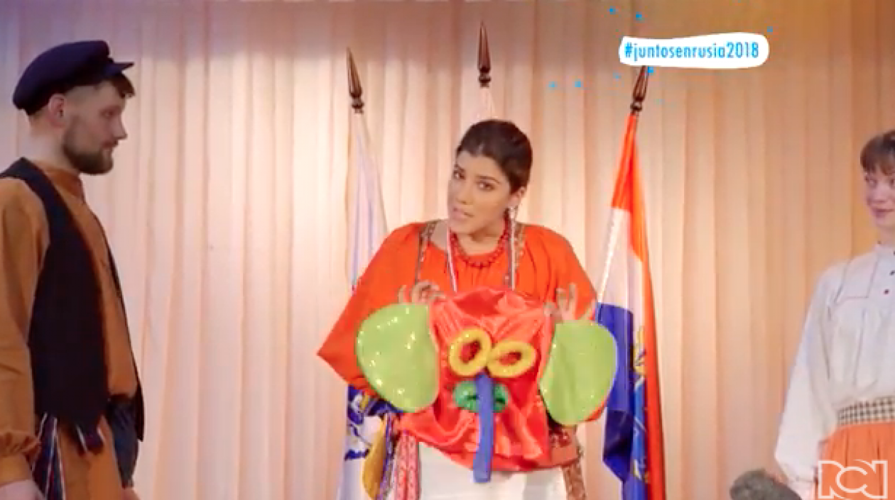 La presentadora Andrea Jaramillo durante el video en Rusia.