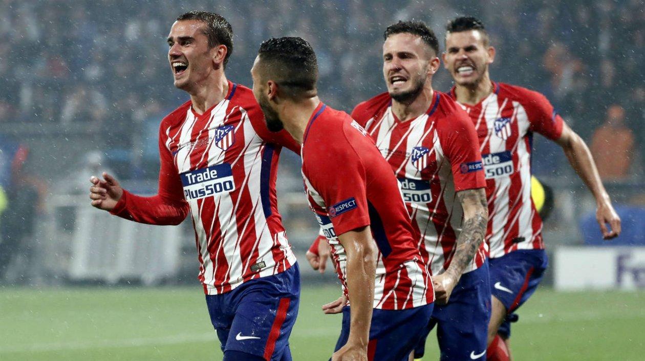 Antoine Griezmann celebra con sus compañeros el gol del triunfo.