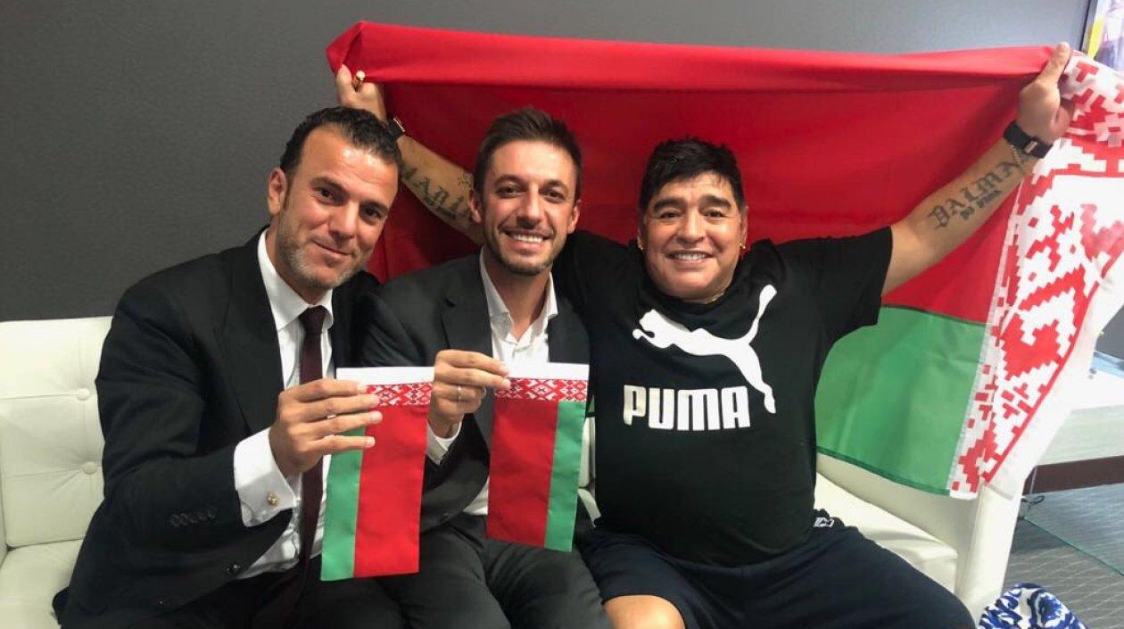 Maradona después de firmar el contrato con los directivos del equipo.