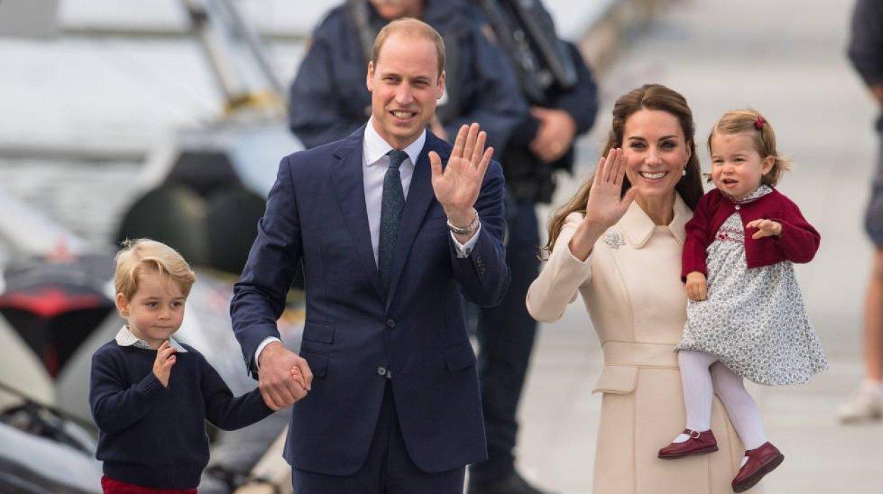 El príncipe Jorge, los duques de Cambridge y la princesa Carlota.