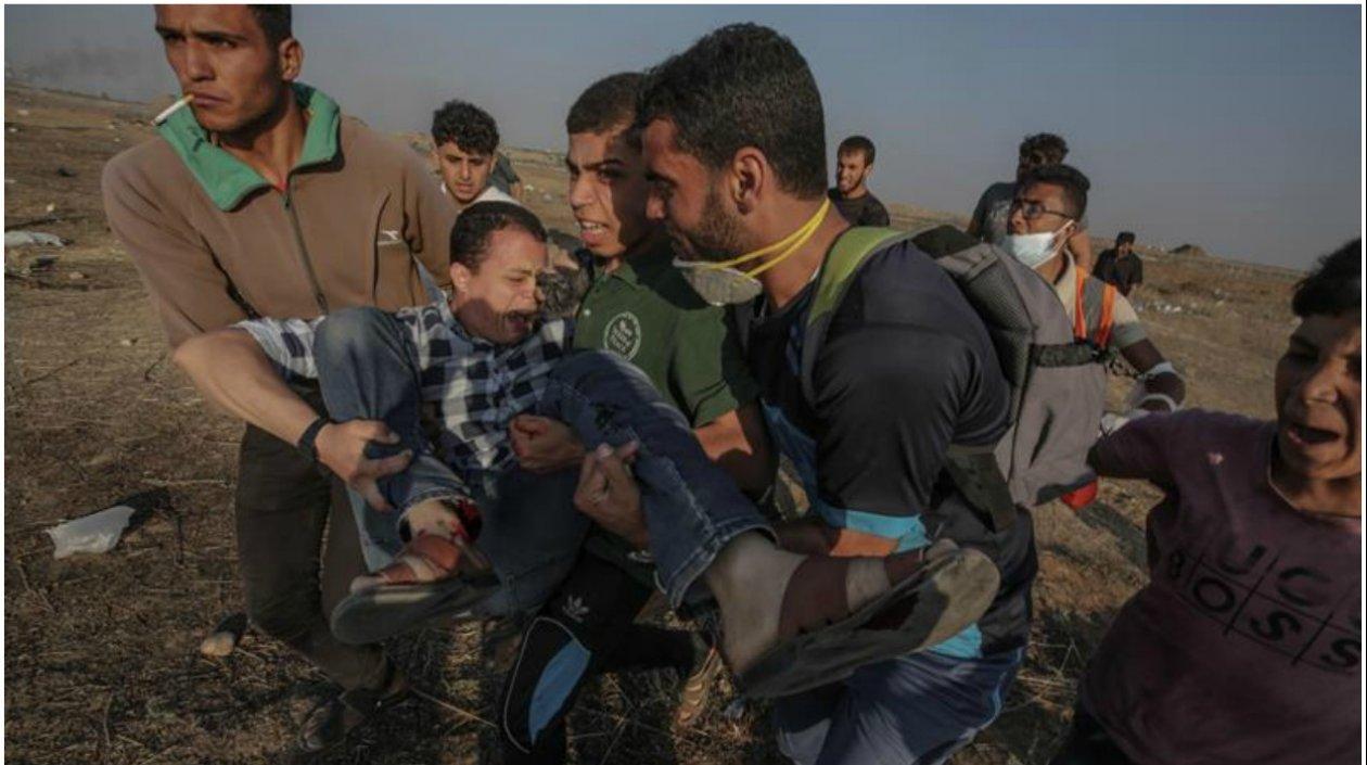 Manifestantes palestinos cargan un herido durante unos enfrentamientos con Israel en la zona Este de la Franja de Gaza.