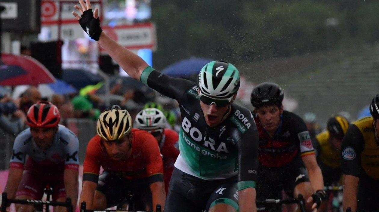 Sam Bennett cruza de primero la línea de sentencia. 