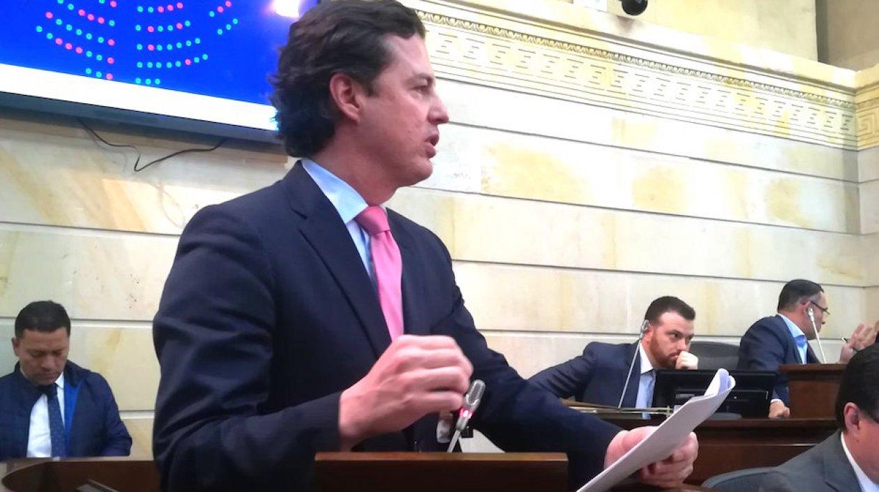 El Senador Juan Manuel Galán, sustentando la ponencia.