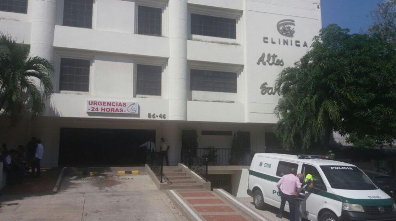 Fachada de la clínica San Vicente, donde falleció el motociclista.