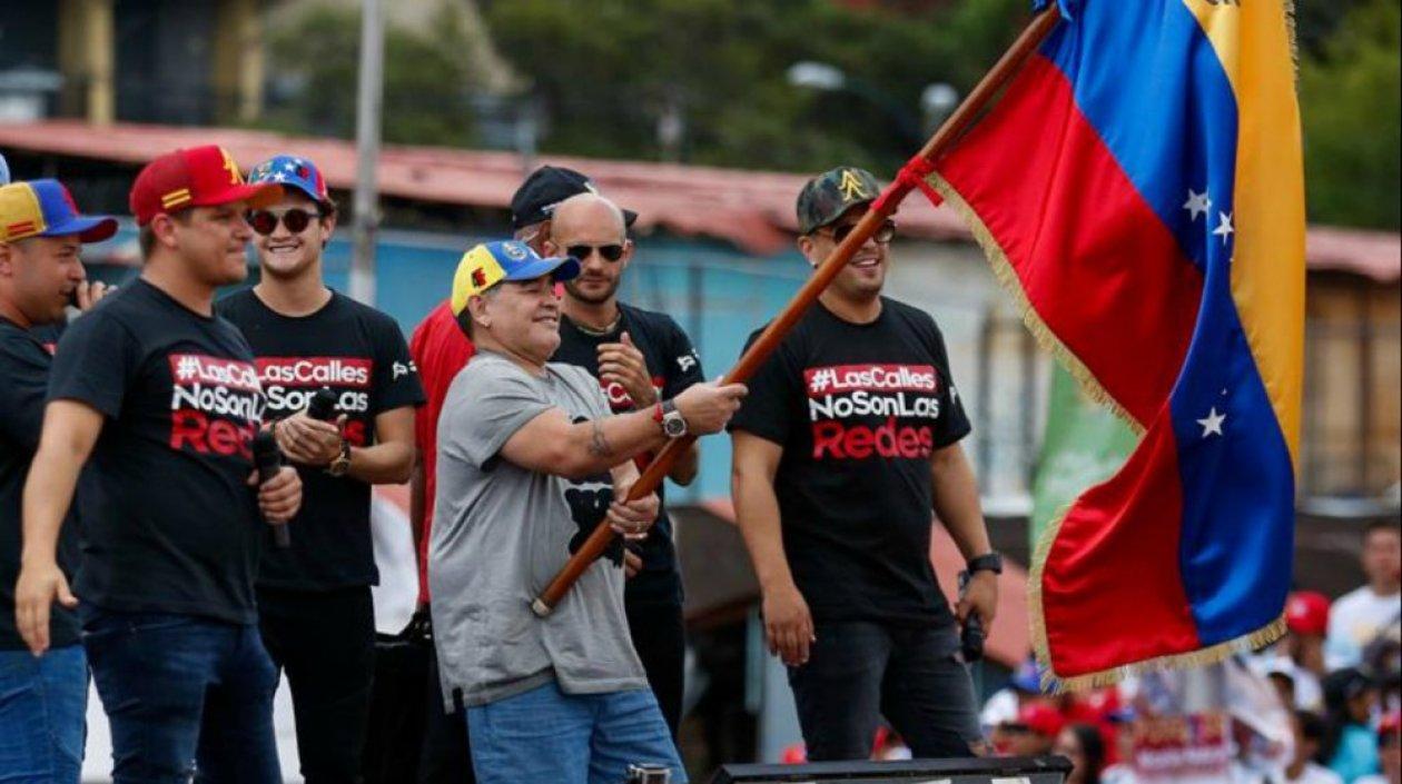 Diego Maradona apoya a Maduro.
