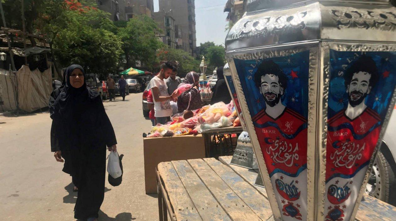 Una de las lámparas con la imagen de Mohamed Salah. 